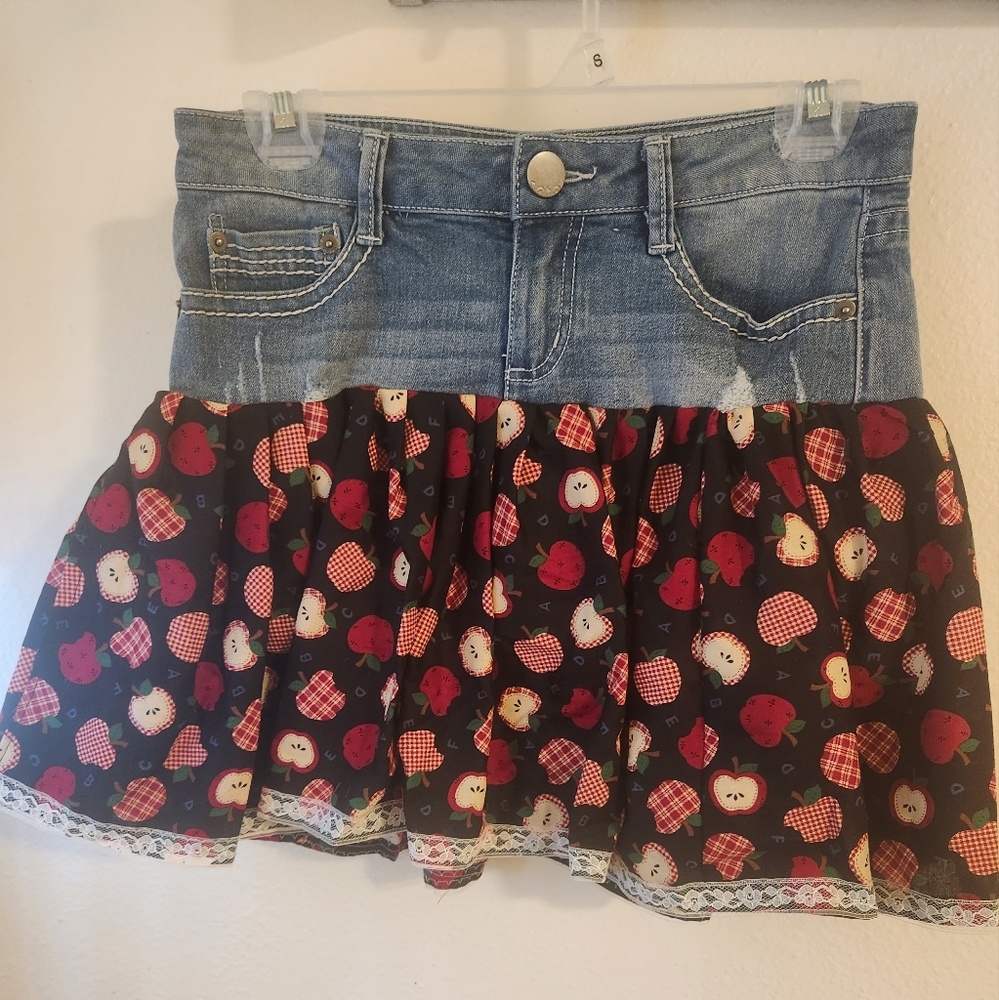 Handmade no boundaries skort with apple print fabric. Size 3